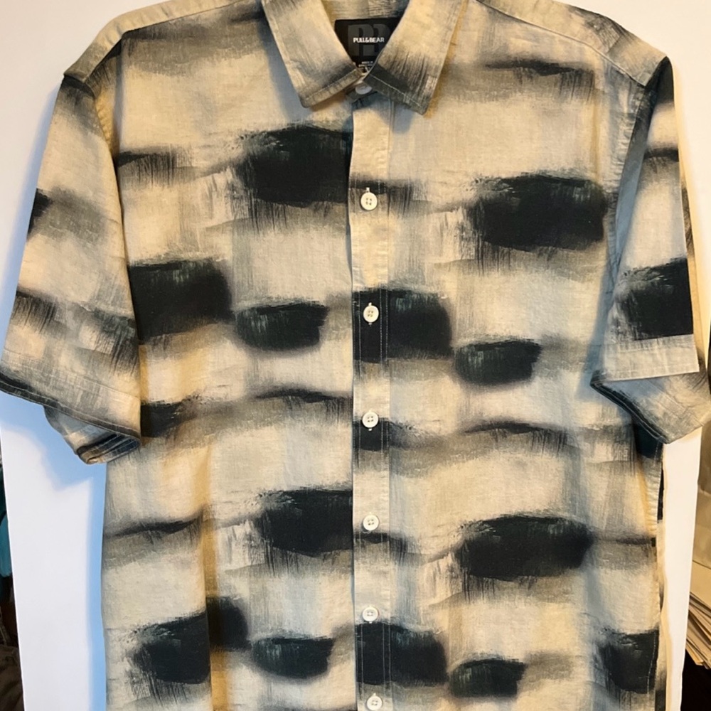 Pull & Bear men’s casual short sleeve button up shirt. Abstract design.